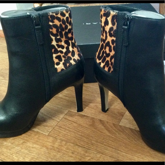 Tahari Serena Black Leather & Leopard Bootie NIB - Picture 4 of 8